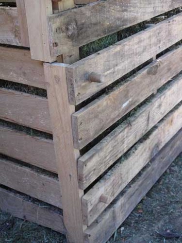 Le bas du composteur est amovible et fixé par des chevilles en bois. Ici, elles ont été taillées dans un vieux manche à balais de manière à ce qu'elles soient de bon diamètre. Si vous achetez les chevilles, choisissez une qualité de bois solide. 