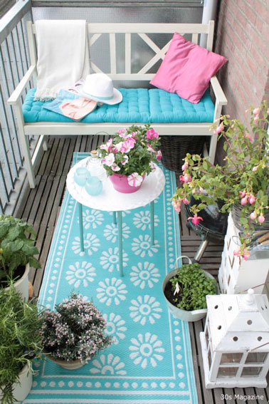 Ambiance colorée sur le balcon avec un mariage frais de couleurs ! Ici, on mixe bleu turquoise et rose bonbon pour une déco qui en jette à coup sûr à l'extérieur