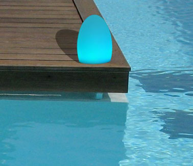 A la nuit tombée, la piscine s'illumine de couleurs grâce à des lampes multicolores ! Une déco originale et scintillante pour un extérieur au top lors des soirées d'été