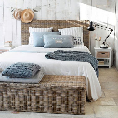Pour une chambre au style maison de vacances, on a misé sur le bleu et le blanc souligné par des accessoires en rotin ! Une déco originale invitant au voyage 