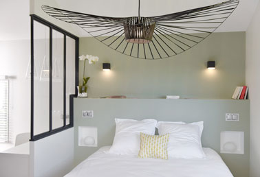 La verrière intérieure, une bonne idée déco pour faire entrer la luminosité dans une chambre sombre ! Une chambre moderne avec une tête de lit et un beau luminaire 