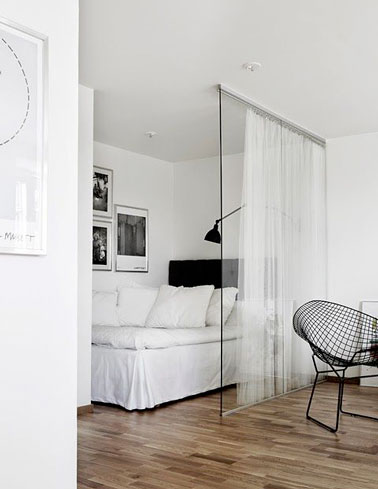 Des rails, rideaux et de l'altuglas pour une cloison amovible déco idéale séparer l'espace lit du reste de la chambre lorque l'on a besoin de s'isoler un peu.