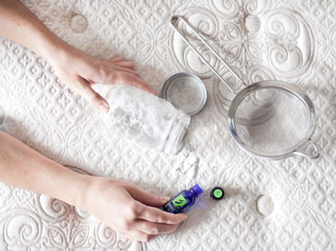 Pour se débarrasser des odeurs tenaces du matelas, concocter son désodorisant avec divers produits naturels, bicarbonate de soude, tea tree, argile blanche, vinaigre, etc...