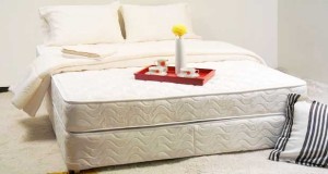 Comment nettoyer un matelas pour préserver sa santé car le matelas est plein d’acariens, de transpiration et comment nettoyer et désinfecter les taches d'urine, de sang avec des produits naturels ? On vous donne les astuces.
