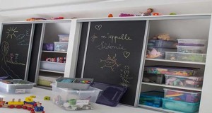 Une salle de jeux destinée aux enfants qu’est-ce que c’est ? Un aménagement adapté aux enfants, des couleurs gaies, des tapis des décors murales, des rangements pour les jouets et une dose de déco ludique