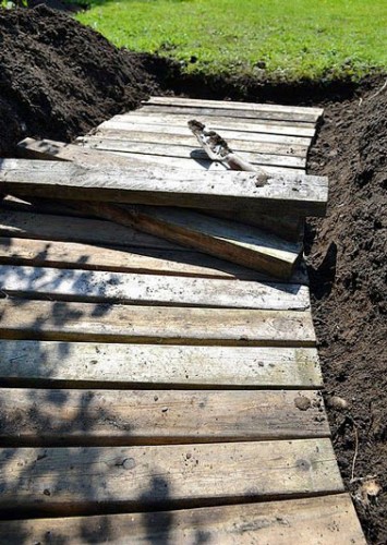 Pour poser les planches, prendre la forme de la planche, une fois prise, la retirer puis avec une pelle retirer la couche de terre en glissant la bêche par dessous. 