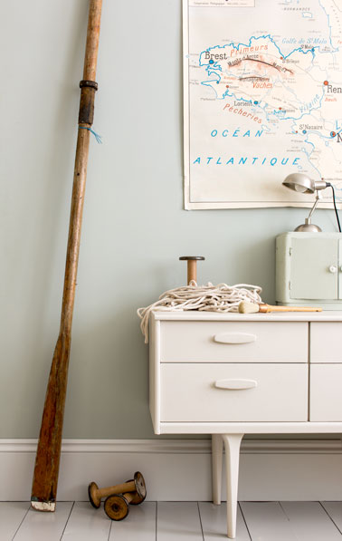 Mêlé à des touches de blancs, le bleu pastel pour les murs du salon c'est une bonne idée. Une couleur peinture ultra douce pour un salon relaxant et ultra déco ! 