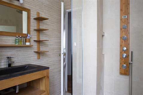 Des couleurs naturelles dans une salle de bain zen Dans une salle de bain zen, couleur peinture, carrelage, meubles et miroirs en s’harmonisent pour créer l’ambiance détente. Peinture Tollens
