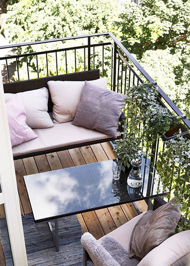 Ambiance cosy sur le balcon décoré d'accessoires de couleurs pastel ! Une déco qui donne envie de se reposer tout l'après-midi au soleil sur les coussins rose pastel