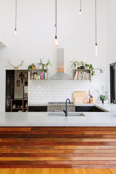 Le bois fait la déco dans cette jolie cuisine au plan de travail en marbre ! Pour la crédence, du carrelage métro et voilà une cuisine blanche ultra tendance 