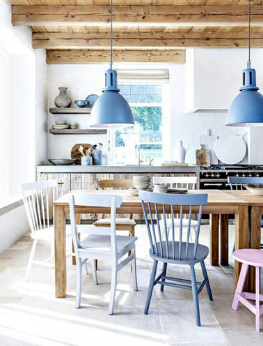 Les couleurs pastel s'invitent dans la cuisine rustique ! Une déco colorée et fraiche dans une pièce lumineuse pour une cuisine pleine de charme et d'originalité 