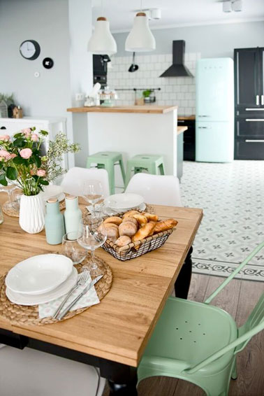 La couleur pastel égaye cette jolie cuisine vintage ! Chaises et accessoires vert d'eau apportent fraicheur et peps pour une cuisine qui ne manque pas de style !