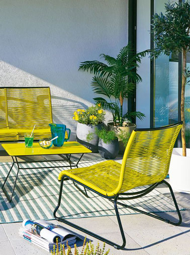 Le jaune, couleur du soleil, fait la déco et apporte de la bonne humeur sur le balcon ! Des fauteuils à fil jaune fluo pour un été sous le signe de la joie 