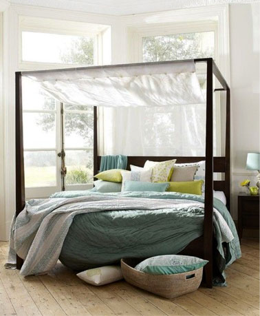 Déco fraiche dans une chambre blanche ultra lumineuse aux touches de couleurs pastel et au parquet flottant clair pour une ambiance de bonne humeur assurée !