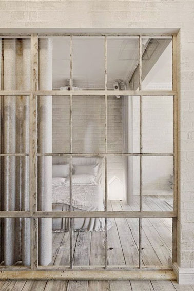Détente et cocooning la déco chambre aux couleurs naturelles laissant entrer la lumière grâce à une cloison coulissante vitrée qui donne un charme à la pièce ! 