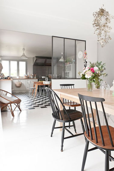 Pour séparer la salle à manger de la cuisine sans perdre la luminosité, la solution c'est la verrière intérieure. Un aménagement tendance pour un espace convivial 