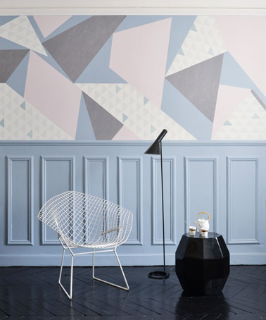  Avec quelques lés de papiers peints de différents coloris et motifs, imaginez et réalisez une déco murale aux formes géométriques pour un pan de mur tendance !