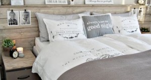 Style scandinave dans cette chambre aux murs peints de couleur gris perle et une déco 100% récup avec une tête de lit palette, des boites de récup et des abat jour en tissus