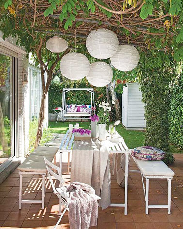 Une terrasse où l'intimité est préservée grâce à la tonnelle de verdure protégeant également des rayons du soleil. Une déco unique et pleine de charme dans le jardin 