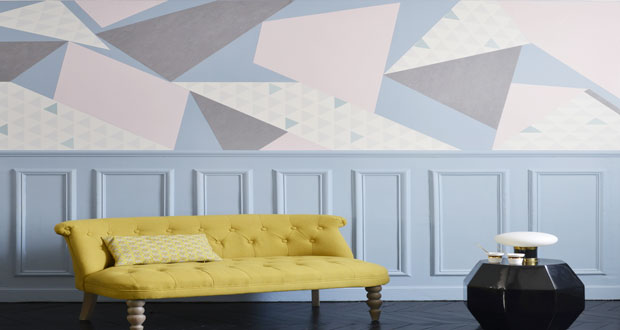 Sublimez un pan de mur du salon grâce à ce DIY déco ! Une déco murale colorée aux formes graphiques réalisée avec du papier peint pour un intérieur tendance