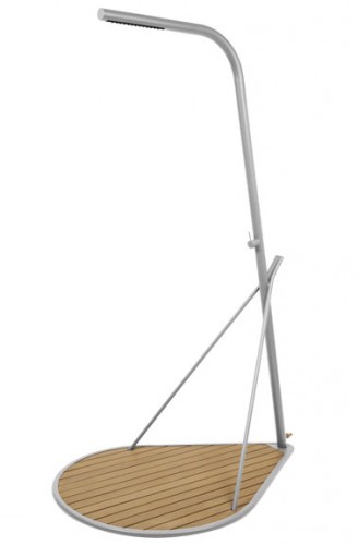 Une douche de jardin sur un design sur caillebotis Une douche de jardin, efficace, pour des journées autour de la piscine. La douche complémentaire et à proximité qui tombe à pique pour un printemps plus ensoleillé.
