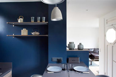 Les murs de la cuisine misent sur la couleur peinture bleu canard mêlé à des touches de beige et de gris ! De la couleur pour booster la pièce pour une cuisine à la déco chic 