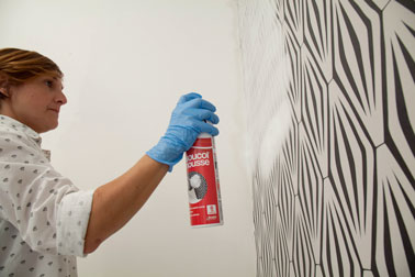 Pulvériser la mousse de façon uniforme sur l'ensemble du papier peint à 20 centimètres du mur et attendre 5 minutes avant de décoller le papier peint.
