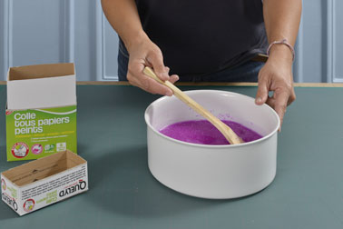 Ensuite, préparez la colle pour le papier peint à l'aide du capot doseur et de la quantité d'eau indiquée. Mélangez bien pour obtenir une colle homogène et fluide 