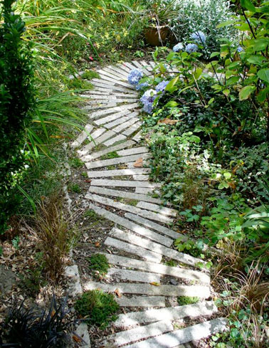 Une allée de jardin en palette pour aménager son extérieur. En harmonie avec cet espace, elle offre un beau cheminement à suivre dans l’allée du jardin.