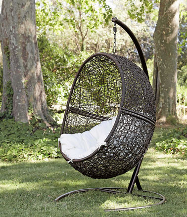 Comme un petit oeuf suspendu voici un fauteuil charmant pour l'extérieur, idéal et confortable pour se balancer au rythme de la brise d'été. - Maisons du Monde.