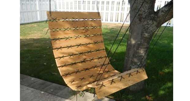 Un fauteuil suspendu, le bon plan détente dans le jardin. Dans la tendance déco palette, voici un DIY de fauteuil suspendu en palette à réaliser soi-même.