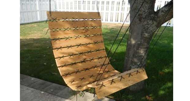 Un fauteuil suspendu, le bon plan détente dans le jardin. Dans la tendance déco palette, voici un DIY de fauteuil suspendu en palette à réaliser soi-même.