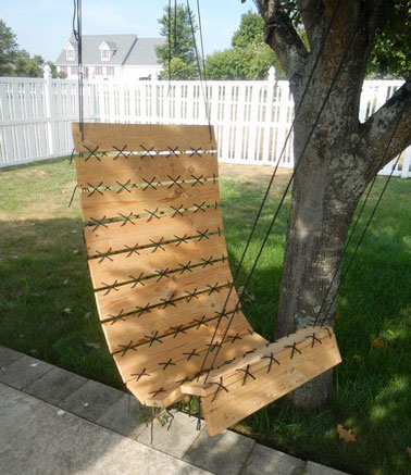 Un fauteuil suspendu à faire en palette pour profiter du jardin sous un arbre. Suspendu à une poutre ce fauteuil trouve une place sur la terrasse ou le balcon 
