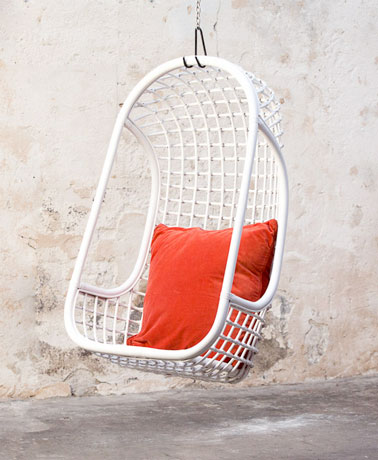 Mettez une touche rétro dans la déco extérieur avec un fauteuil suspendu en rotin blanc ! Un mobilier original pour une ambiance unique - Produit intérieur brut.