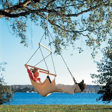 Un fauteuil suspendu en hamac beige à suspendre où vous voulez dans le jardin pour siester à l'extérieur comme un pacha pendant tout l'été ! - La Redoute. 