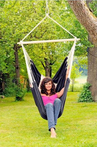 Un fauteuil suspendu qui se rapproche du hamac pour rêvasser ou bouquiner au soleil dans le jardin, idéal pour les enfants et pour les adultes ! - La redoute 