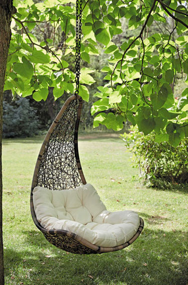 Aux beaux jours, relaxez-vous à l'ombre d'un arbre, dans un fauteuil à suspendre dans le jardin, pour une ambiance romantique et cocooning à souhait ! - Maisons du Monde
