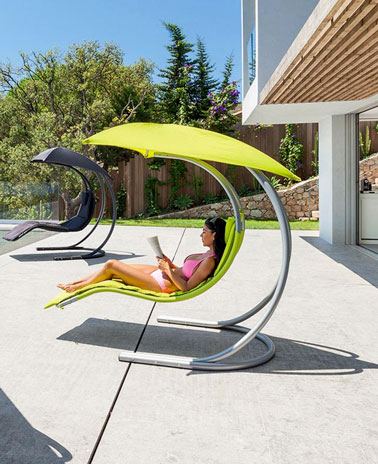 Le temps est venu de se dorer la pilule au soleil ! Voici un fauteuil suspendu version transat avec ombrelle qui vous fera craquer à coup sûr - Hespéride