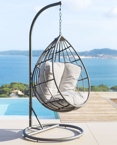 Au bord de la piscine, voici un fauteuil suspendu qui saura faire votre bonheur. Installez vous confortablement dedans pour lire ou vous reposer tout simplement - Hesperide