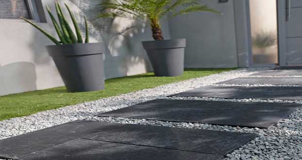 Pas japonais en pierre plate, traverses en ardoise ou bois, les conseils Déco Cool pour poser des pas japonais dans le jardin et aménager une allée déco vers la maison ou la piscine.
