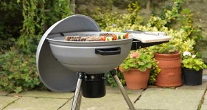 Plutôt de jeter son vieux barbecue, mieux vaut le repeindre pour retirer la rouille avec une peinture en bombe spéciale hautes température qui s'applique en une seule couche