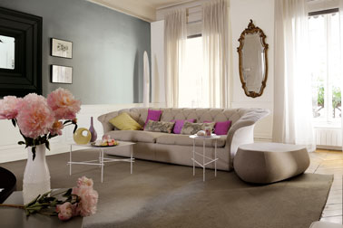 Chic la déco du salon avec sa peinture en nuance de gris soulignée par des coussins de couleurs vives et un grand tapis taupe ! Un salon ultra confort sans fausses notes 