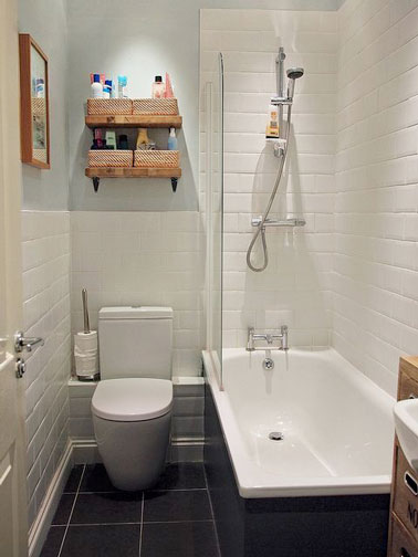 Carrelage métro dans cette petite salle de bain où la baignoire s'installe dans un recoin et où les rangement sont placés en hauteur pour une solution gain de place réussie !