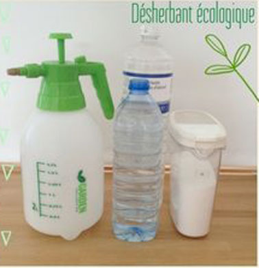 Du vinaigre blanc, de l’eau et du gros sel, des produits sains pour élaborer un désherbant naturel, efficace pour enlever les herbes encombrantes dans l’allée du jardin ou sur la pelouse.