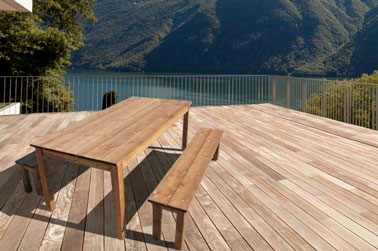 La table et bois et ses deux bancs, c'est une valeur sûre pour meubler l'extérieur ! Agréable et très déco, il donnera du caractère à votre jardin sans grand effort 