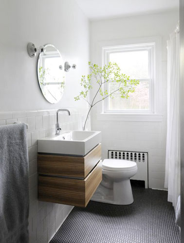Une petite salle de bain toute en longueur qui accueille un lavabo surélevé comprenant des tiroirs pratiques ! Une déco de salle de bain simple et lumineuse 