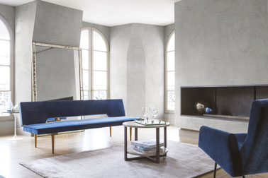 Un mariage subtil du bleu et du gris pour la déco du salon pour une ambiance sophistiquée assurée. Un salon raffiné grâce à des murs en stuc gris à l'aspect marbre