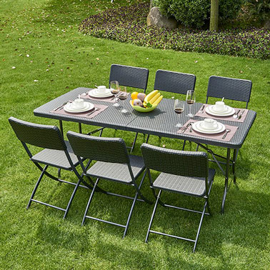 Le mobilier de jardin tressé est indémodable pour une déco réussie dans le jardin ! Pliante et confortable, cette table de jardin fera votre bonheur toute la belle saison 