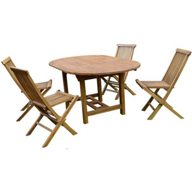 L'incontournable table en teck fait la star à l'extérieur ! Disponible pour 4 à 6 personnes elle sera votre meilleure alliée pour recevoir dans le jardin tout l'été 