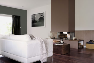 Associer trois couleurs de peinture pour la déco du salon c'est top et très chic ! Ici, un salon aux couleurs gris anthracite, blanc et taupe qui ne manque pas d'allure